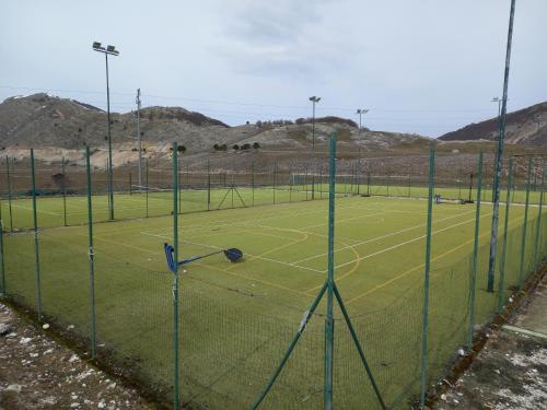 um campo de ténis com uma rede por cima em Hotel Rifugio Alantino em Casamaina