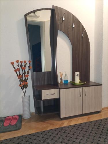 tocador con espejo en una habitación en Apartment Princess Sara, en Ohrid
