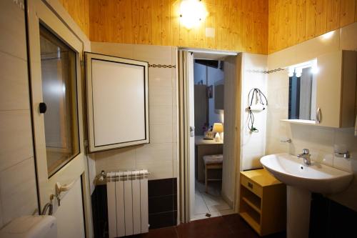 La salle de bains est pourvue d'un lavabo, de toilettes et d'un miroir. dans l'établissement Luxury Apartment Golden Dreams, à Reggio de Calabre