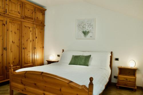 - une chambre dotée d'un lit avec un oreiller vert dans l'établissement TSS' - Ai Broli, Self Check-in, à Vigolo Vattaro