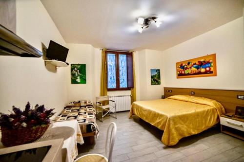 1 Schlafzimmer mit 2 Betten, einem Tisch und Stühlen in der Unterkunft Residence Le stanze dei Visconti in Voltaggio