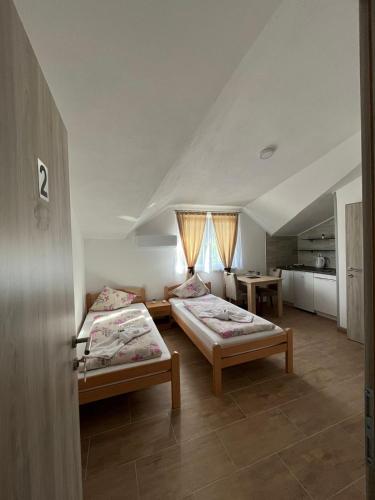 een kamer met 2 bedden en een keuken. bij EDINA in Bihać