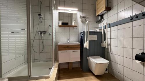 a bathroom with a shower and a toilet and a sink at Ferienwohnung Wetzig W1 - Breite Straße 104 Wernigerode in Wernigerode