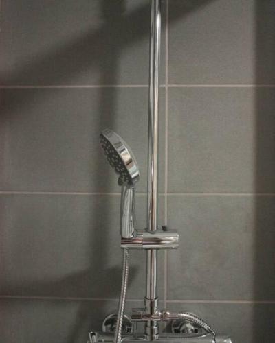 a blow dryer in a shower in a bathroom at Cantinho da Pereira in Lugar
