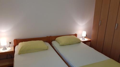 Una cama o camas en una habitación de apartmani Ljubica