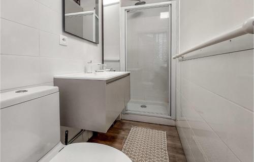 uma casa de banho branca com um WC e um chuveiro em Lovely Apartment In Eu With Wifi em Eu