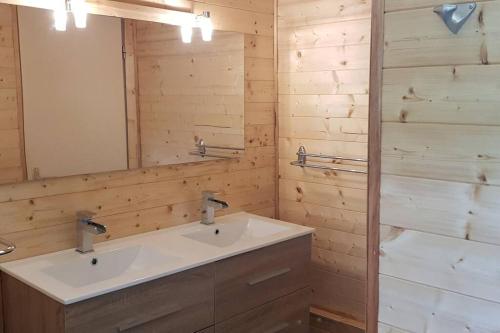 a bathroom with a sink and a mirror at Chalet avec terrasse face aux Pyrénées in Bartrés