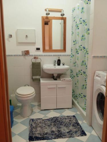 bagno con lavandino, servizi igienici e lavatrice di Appartamento Costantini a Pordenone