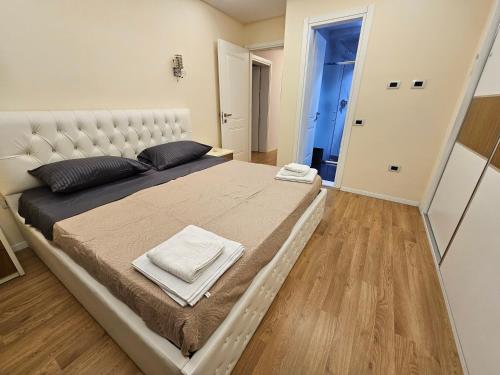 ein Schlafzimmer mit einem großen Bett in einem Zimmer in der Unterkunft Tirana Central Exclusive in Tirana