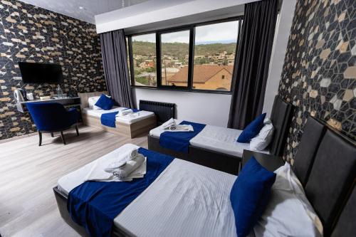 een hotelkamer met 2 bedden en een raam bij Bloom Hotel Yerevan in Jerevan