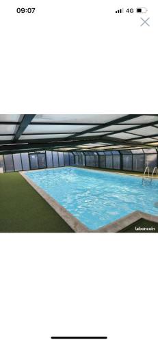 - une vue sur la grande piscine dans l'établissement Gîte chalet bleu soleil, à Saint-Benoît-dʼHérbertot