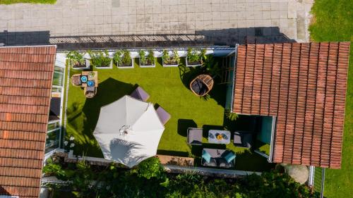 einen Blick über einen Garten mit einem Regenschirm in der Unterkunft Akamas Sunset Boho Chic Maisonette by ONE VILLAS in Polis Chrysochous
