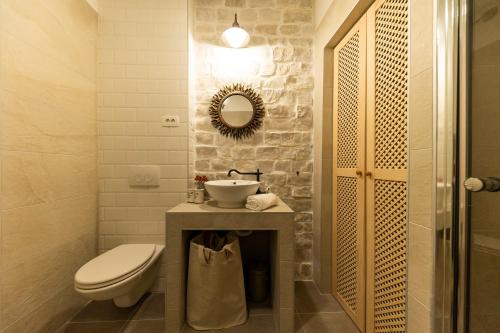 ŽmanにあるTilagus holiday villa - Perlaのバスルーム(洗面台、トイレ、鏡付)