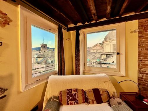 ジェノヴァにあるTorre Ducale Dimora Storicaのベッドと景色の見える窓のある寝室