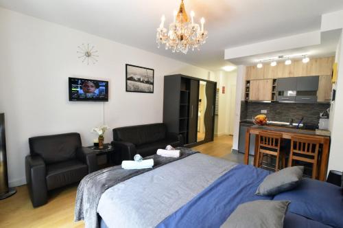 1 Schlafzimmer mit einem großen Bett und einer Küche in der Unterkunft Tayson Square Dorcol New Location free garage in Belgrad