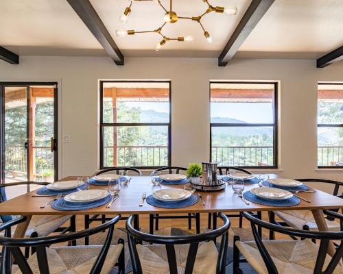 Gambar di galeri bagi Secluded Mtn Top Family Haven w/Views Spa & Arcade di Three Rivers