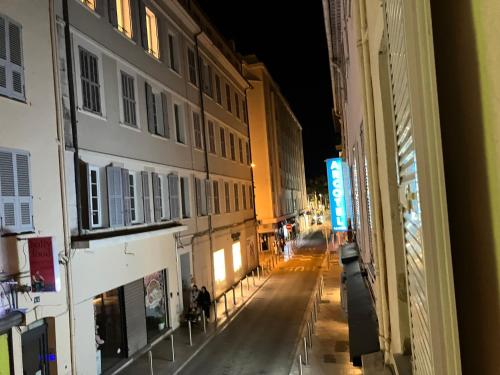 カンヌにあるArcotel Cannes 4 minutes du Palais des Festivals - NEW MANAGEMENT NEW TEAM - OLD REVIEVVの都の夜の空き道