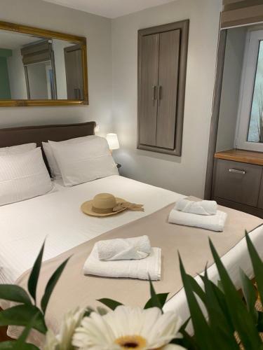 En eller flere senge i et værelse på Maestro suite