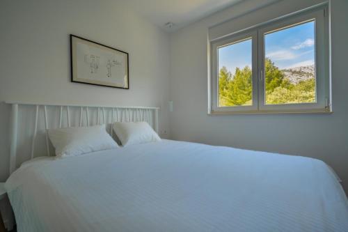 庫奇施泰的住宿－Villa Bofor，卧室配有白色的床和窗户。
