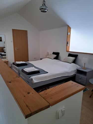 um quarto com uma cama grande num quarto em Rózsa Apartman Keszthely em Keszthely
