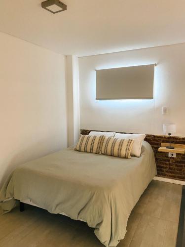- une chambre avec un lit dans l'établissement DUPLEX con diseño en el corazon de Bahia Blanca, à Bahía Blanca