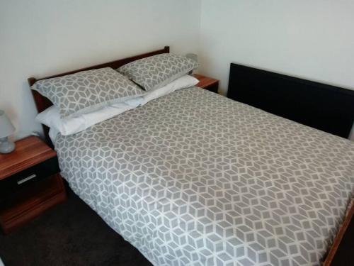 Katil atau katil-katil dalam bilik di Haverfordwest terraced home