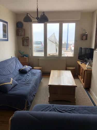 un salon avec un canapé et une table basse dans l'établissement Le petit cottage le portel, à Le Portel