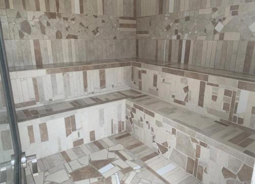 baño con suelo de baldosa y puerta de cristal en Descanso y confort, en La Tebaida