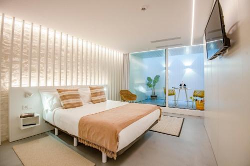 เตียงในห้องที่ Apartamentos Atia Catedral