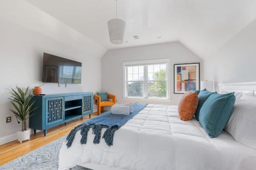 a living room with a large white bed and a tv at Amazing family-friendly and group-friendly accommodation #TheBackDorch in Boston
