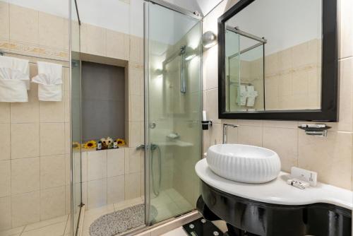 كوين أوف سانتوريني في كارتيرادوس: حمام مع دش زجاجي ومغسلة