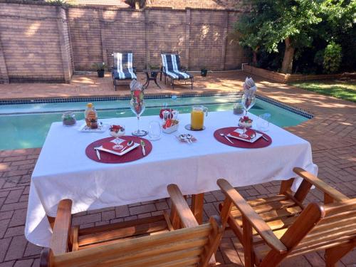 Kolam renang di atau dekat dengan Roosthaven Guesthouse