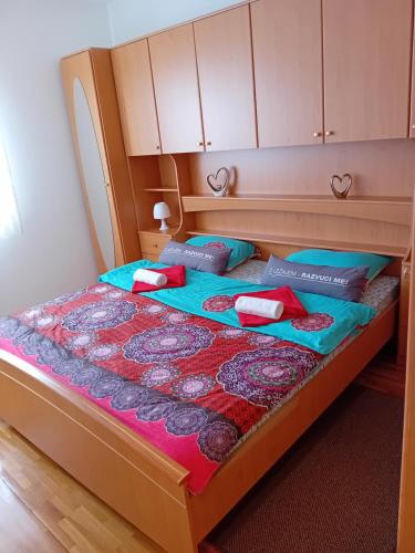 A bed or beds in a room at Apartman Antonio