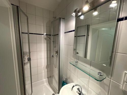 y baño con ducha, aseo y lavamanos. en BienveniDUS - self service apartment - Apartment zur Selbstversorgung - Das Messezimmer - Düsseldorf en Düsseldorf