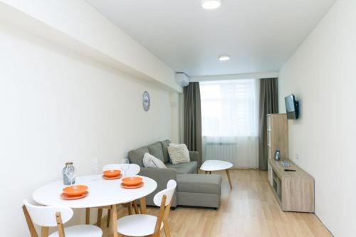 un soggiorno con tavolo e divano di Apartments SmartHause a Kiev
