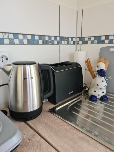 a slow cooker and a toaster on a kitchen counter at Ferienbungalows am See in Altfriesack