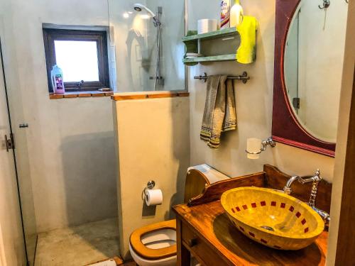 ein Badezimmer mit einem hölzernen Waschbecken und einer Dusche in der Unterkunft Casa de campo - retiro con encanto en las sierras in Minas