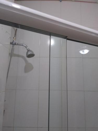 y baño con ducha y puerta de cristal. en Ha 150m da praia Posto 5 Copacabana, en Río de Janeiro