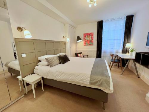 Ferndale Mews في بريستول: غرفة نوم كبيرة مع سرير كبير وطاولة