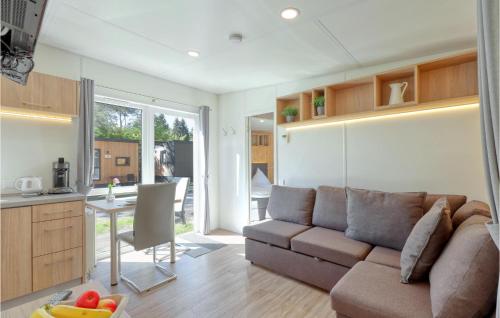 ein Wohnzimmer mit Couch und Küche in der Unterkunft Tiny Haus 61 Am Brombachsee in Pleinfeld