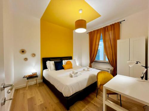 una camera con un letto e una parete gialla di Happy Family Apartments San Luca a Genova