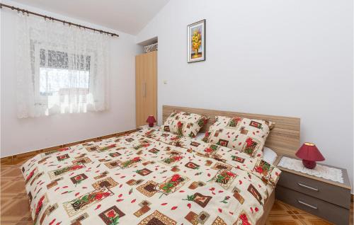 1 dormitorio con 1 cama con edredón de Navidad en Amazing Apartment In Betiga With Wifi, en Barbariga