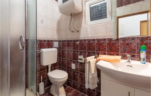 y baño con aseo, lavabo y espejo. en Amazing Apartment In Betiga With Wifi, en Barbariga
