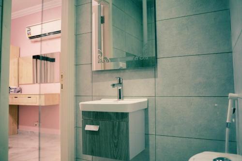 een badkamer met een wastafel en een toilet bij فردان ريزيدانس - جدة Verdun Residence Jeddah in Obhor