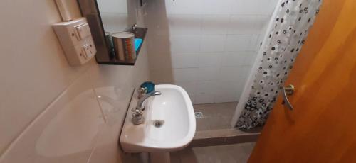 uma pequena casa de banho com um lavatório e um chuveiro em DEPARTAMENTO MONOAMBIENTE em San Luis
