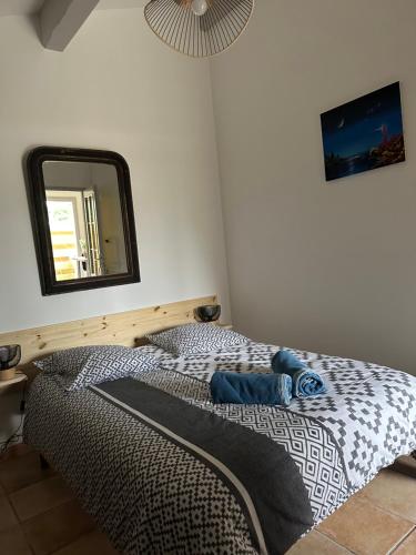 1 dormitorio con cama y espejo en Petite maison plein pied jardin, en Soorts-Hossegor