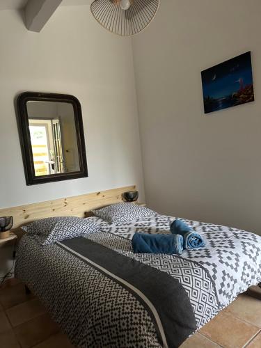une chambre avec un lit et un miroir dans l'établissement Petite maison plein pied jardin, à Soorts-Hossegor