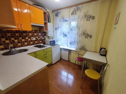 een keuken met een wastafel en een aanrecht bij Apartment on Victora Yarmoly in Kiev