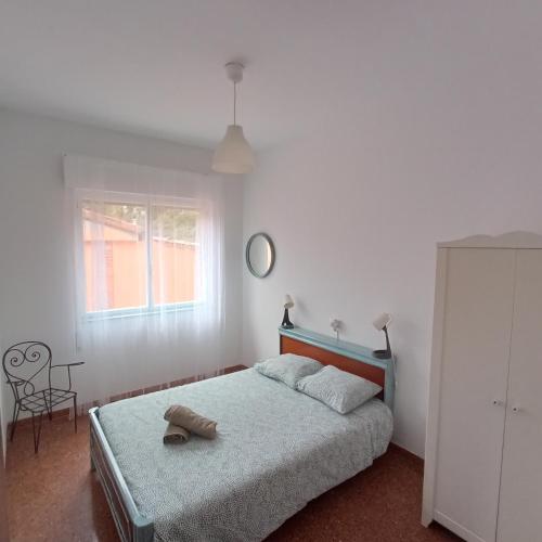 - une chambre avec un lit, une chaise et une fenêtre dans l'établissement Casa sella Asturias, à Arriondas