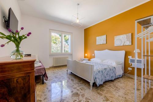 Un dormitorio con una cama y una cómoda. en B&B Green Eyes, en Civitanova Marche